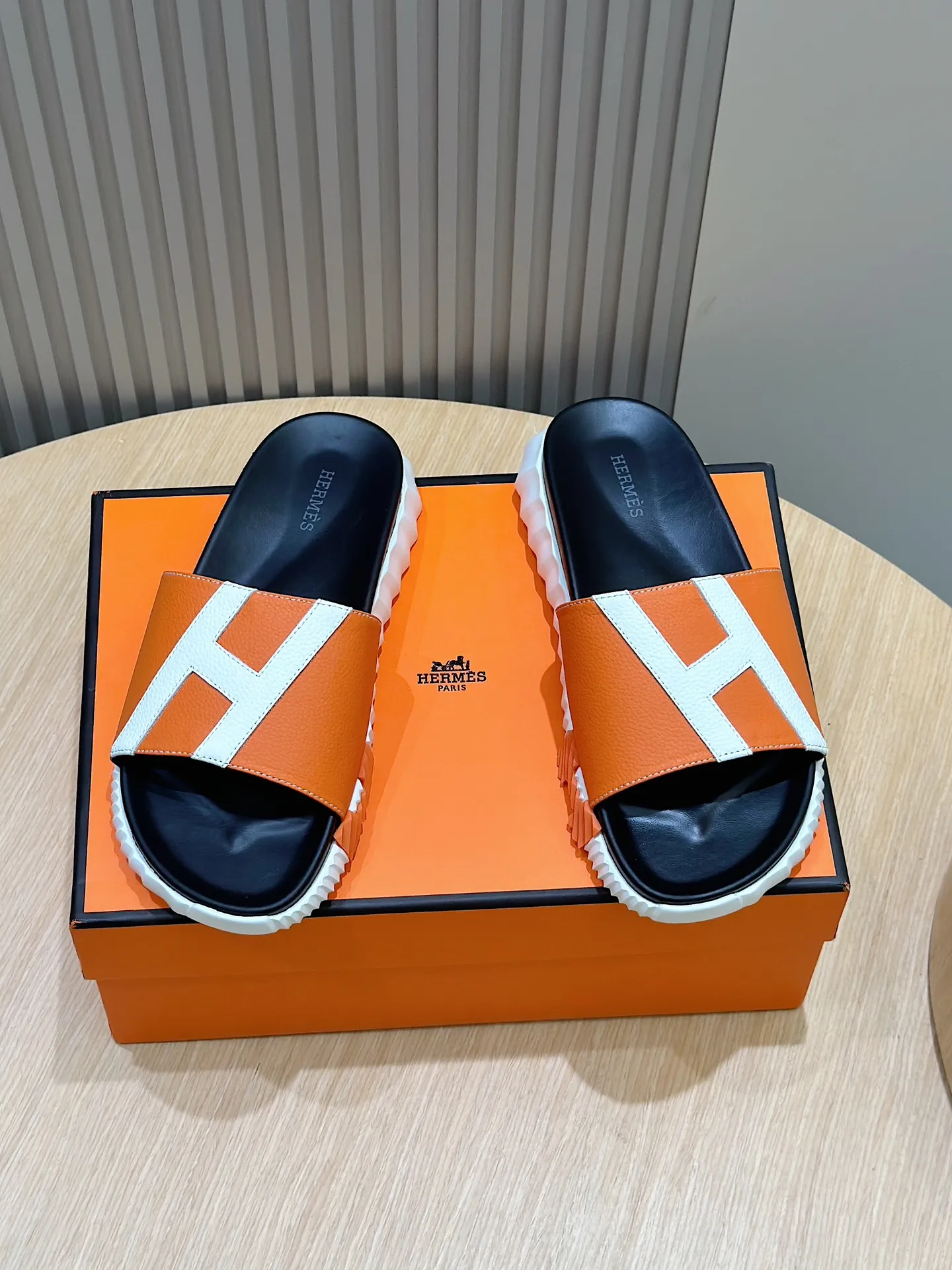 Factory price: 360💰Hermès [HERMÈS] Top Herme*H Home Hermès Men's Sandals and Slippers-Original Reproduction. Purchase the original version and make it one to one. The outsole is privately molded. The color of the outsole corresponding to each color is the same as the original version. Come to those who know the stuff 💪 The ultra-light soles are designed in contrasting colors, and they feel so comfortable on your feet! Calfskin, cowhide feet, private model outsole. Size: 39-44 (customized at 38.45)